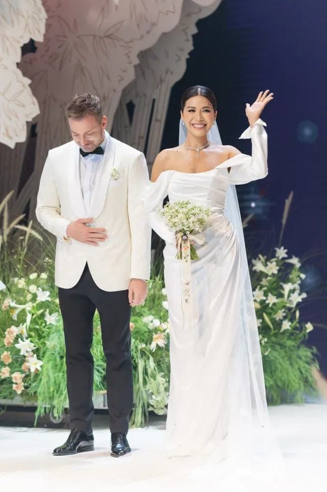 Minh Tú tổ chức đám cưới sau 5 tháng bắt được hoa cưới.