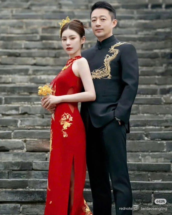 Mandy cầm hoa cưới bằng vàng