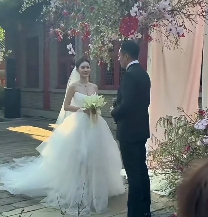 Uông Tiểu Phi nghẹn ngào