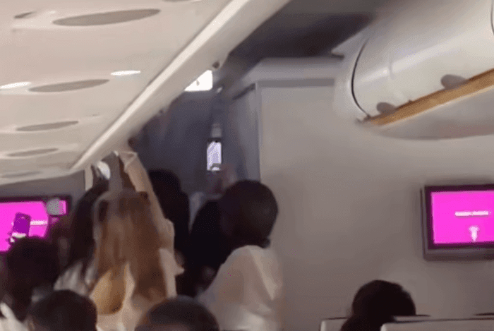 Fan cuồng náo loạn chuyến bay, truy đuổi thần tượng bất chấp cảnh báo an toàn Ảnh 2