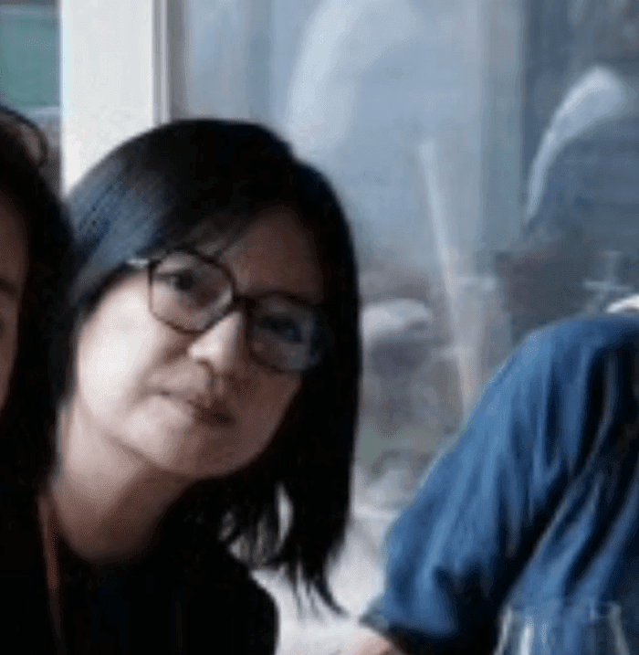 Khó có thể nhận ra Triệu Vy khi cô đi chơi cùng nhóm bạn. Ảnh: Sưu tầm