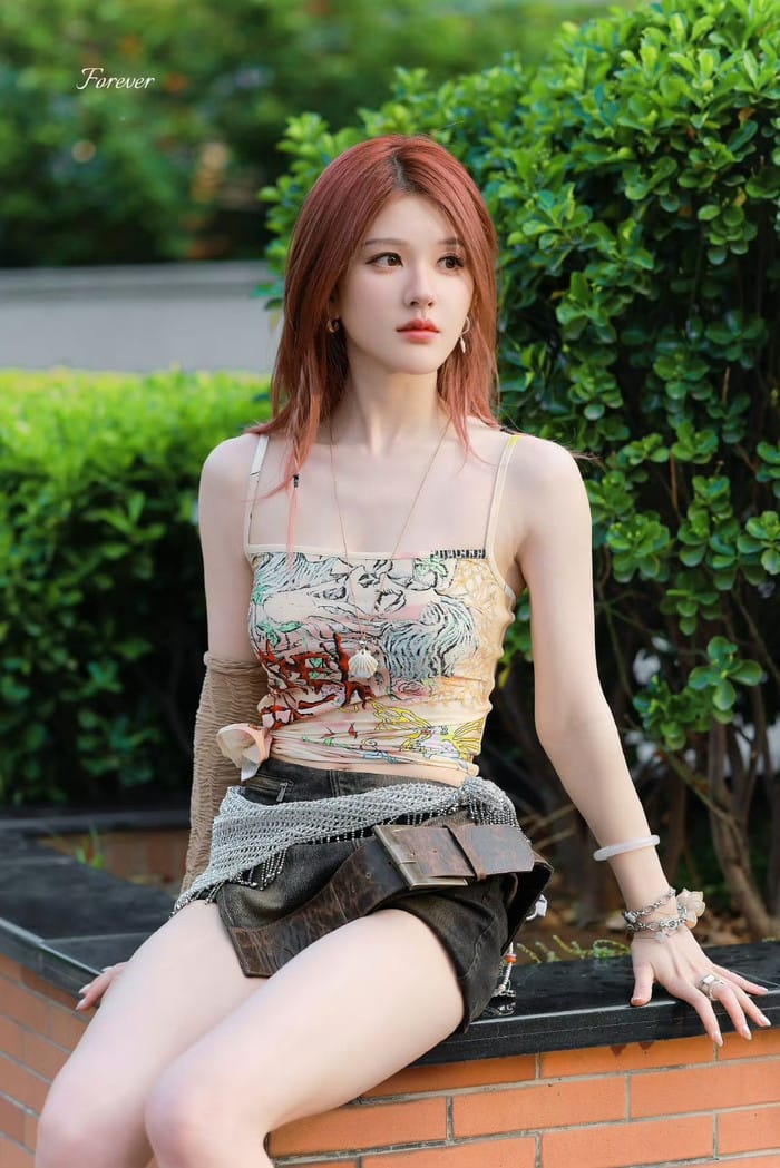 Triệu Lộ Tư phần lớn sẽ lựa chọn im lặng mỗi khi bị 'réo tên' trên khắp các diễn đàn lớn nhỏ. Ảnh: Sưu tầm