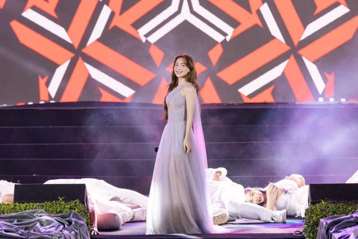 Nhiều khán giả khuyên Hòa Minzy nên dành thời gian nghỉ ngơi để tránh bị ảnh hưởng đến sức khoẻ. Ảnh: FBNV