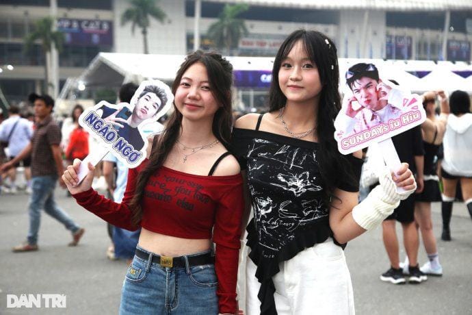 Fan nữ mặc gợi cảm, trang điểm ấn tượng đi xem đêm nhạc Anh trai say hi - 1