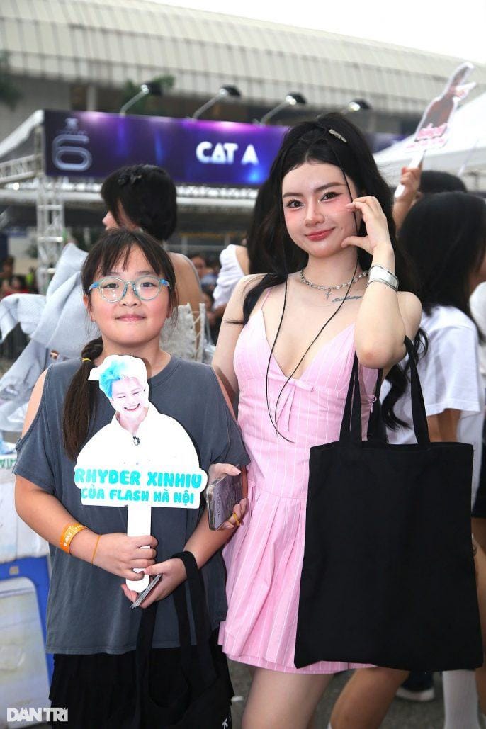 Fan nữ mặc gợi cảm, trang điểm ấn tượng đi xem đêm nhạc Anh trai say hi - 2