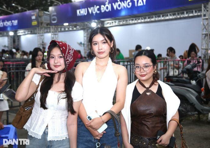 Fan nữ mặc gợi cảm, trang điểm ấn tượng đi xem đêm nhạc Anh trai say hi - 7