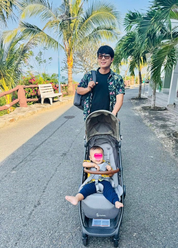 Hình ảnh hiếm hoi mà Hòa Hiệp đăng tải cùng con trai. Nhiều khán giả đã gửi lời chúc mừng đến anh. (Ảnh FBNV)