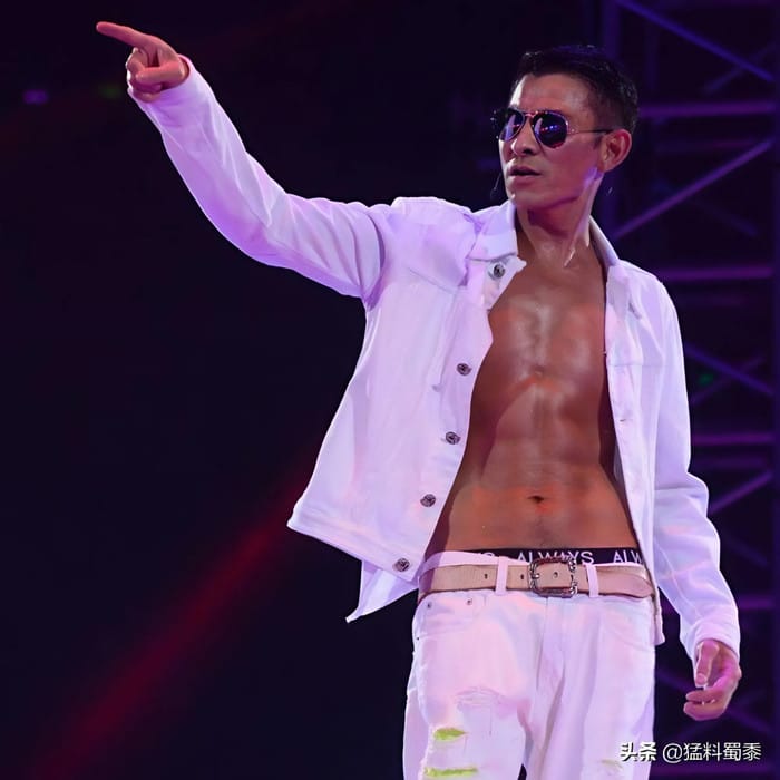 'Thiên vương' Lưu Đức Hoa khoe body đỉnh cao khiến khán giả trầm trồ khen ngợi Ảnh 3