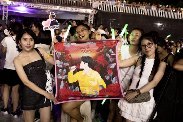 Nhiều khán giả đã cất công chuẩn bị những món quà đặc biệt cho Hà Anh Tuấn khi có mặt ở Ninh Bình. Ảnh: BTC