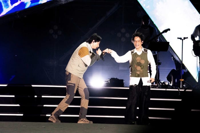 Hà Anh Tuấn và Đen Vân thoải mái tương tác, thể hiện mối quan hệ thân thiết ở trên sân khấu. Ảnh: BTC