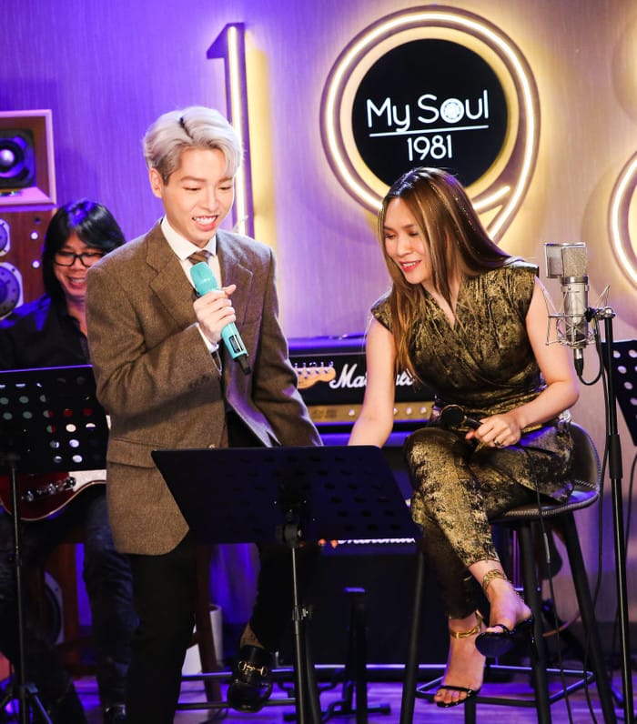 Mỹ Tâm không tuyên bố gì nhưng hiện diện như một cái ô vững chắc che chở cho học trò. (Ảnh sưu tầm)