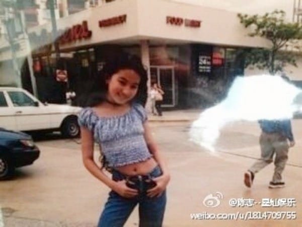 Ngay từ nhỏ, Lưu Diệc Phi đã toát lên thần thái của một người mẫu chuyên nghiệp. (Ảnh: tổng hợp)