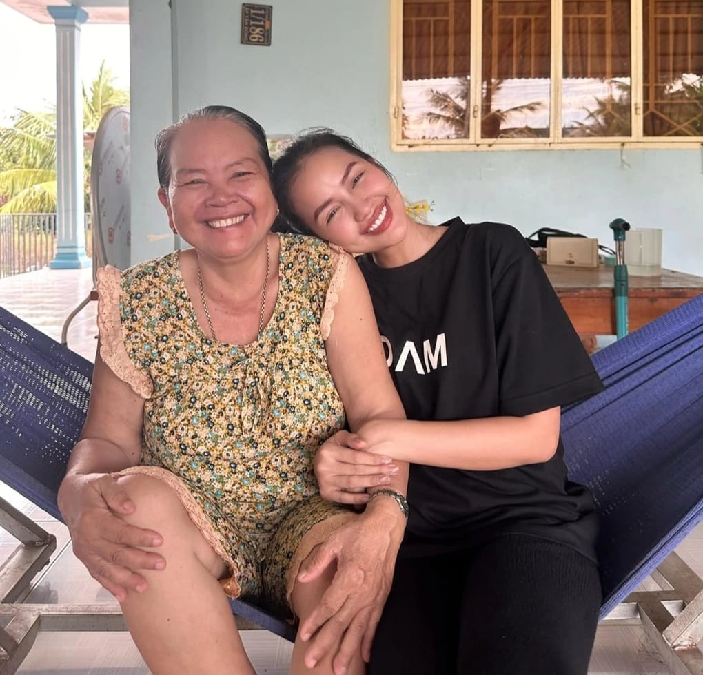 Khoảnh khắc mộc mạc của Ngọc Châu bên mẹ
