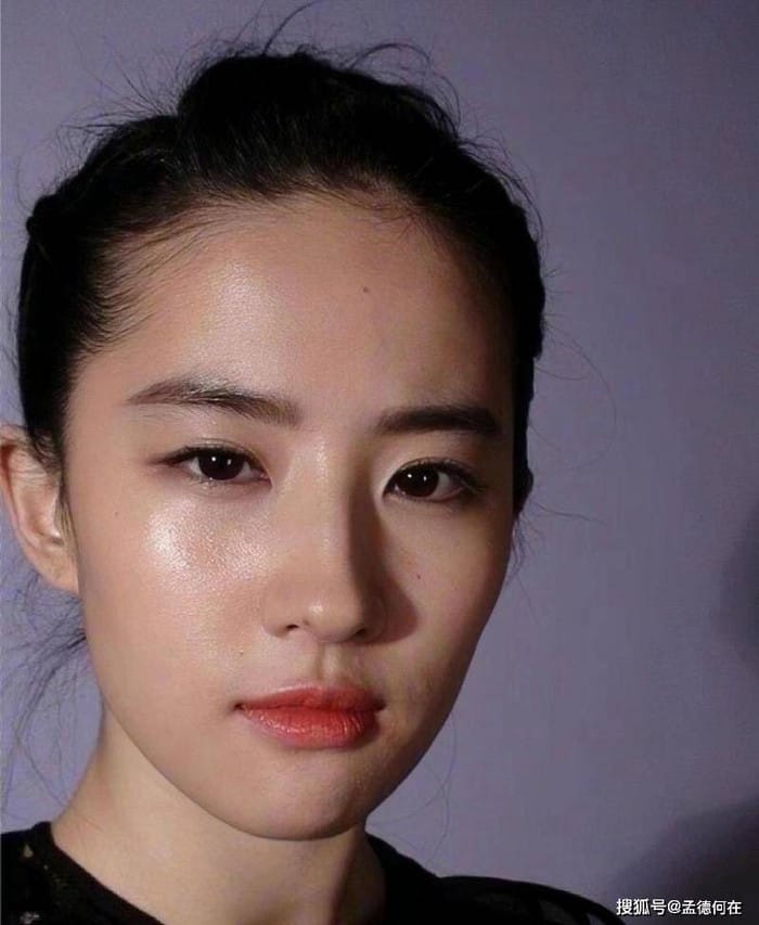 Lưu Diệc Phi thường xuyên để mặt mộc, khoe làn da mịn màng và vẻ đẹp tự nhiên. (Ảnh: Sohu)