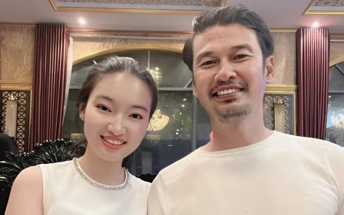 Tiết Cương và vợ kém 26 tuổi: Chuyện tình ‘gây bão’ và cuộc sống hạnh phúc