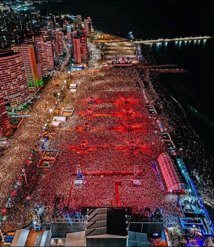 Toàn cảnh đêm diễn lịch sử của Lady Gaga tại Brazil.